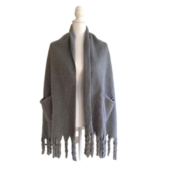 Marc & Mel Scarf Wrap Blue Gray Soft Fuzzy Patch Pockets Fringed Wrap - Picture 1 of 12